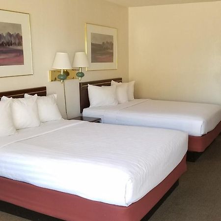 Motel 8 Ларами Екстериор снимка