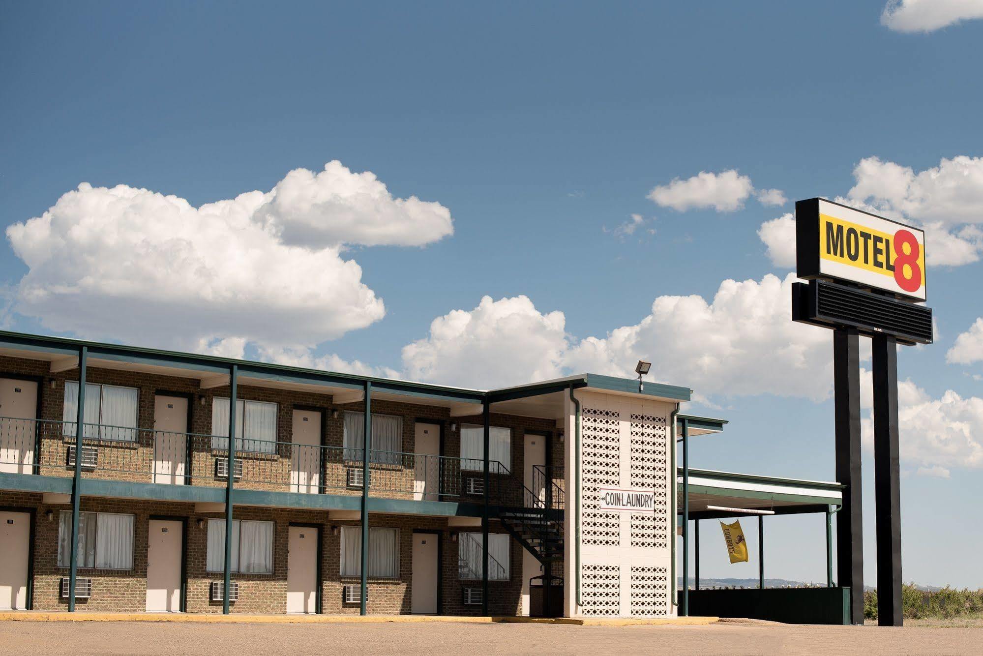 Motel 8 Ларами Екстериор снимка