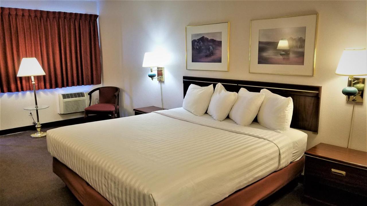 Motel 8 Ларами Екстериор снимка