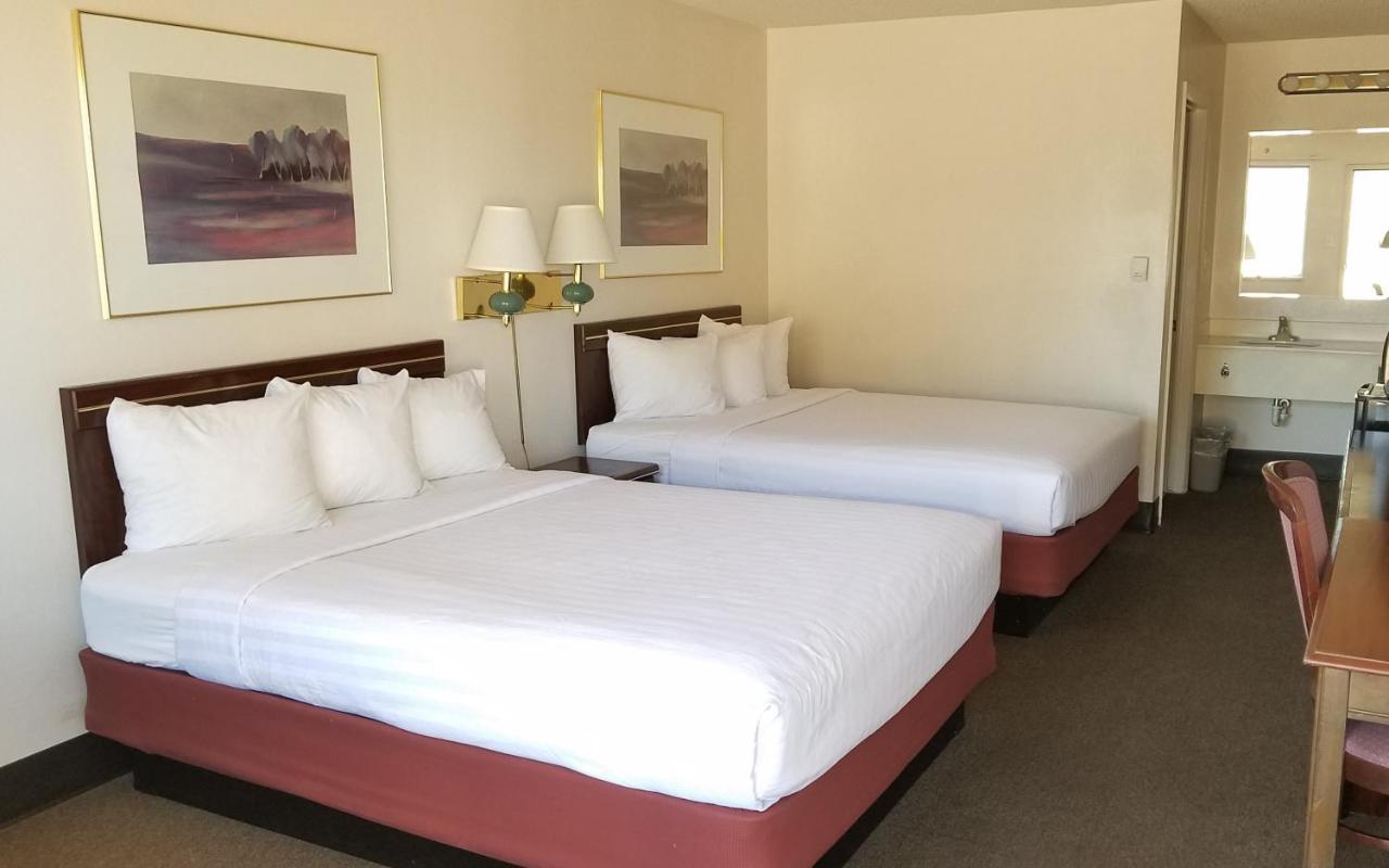 Motel 8 Ларами Екстериор снимка