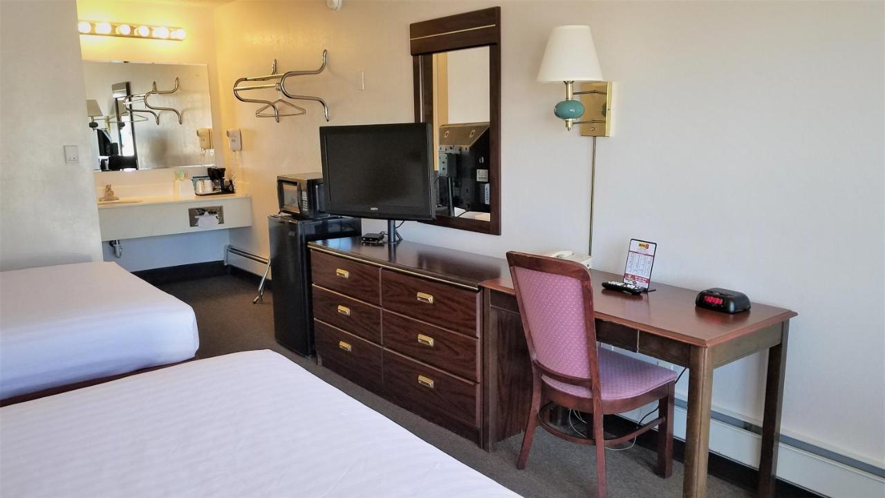 Motel 8 Ларами Екстериор снимка